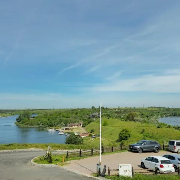 The Lake House โรงแรมในLimanu