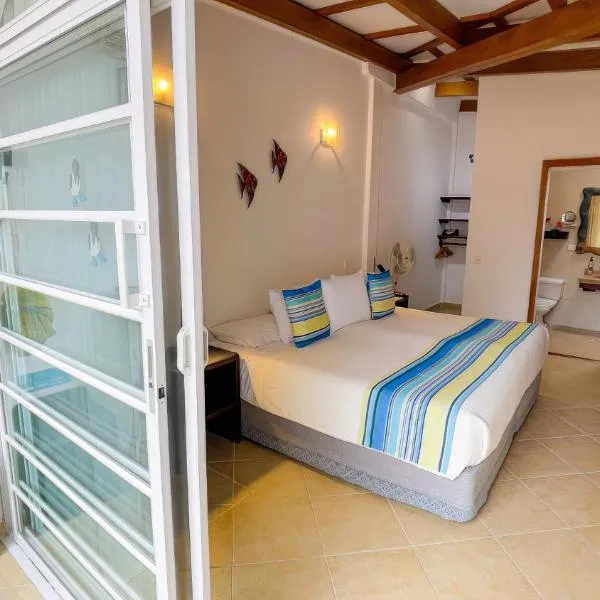 Hotel Galapagos Suites B&B، فندق في بويرتو أيورا