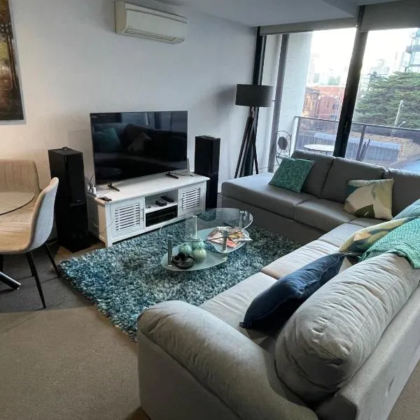 Modern Luxurious with private parking on premises and fast internet, hotel di Melbourne