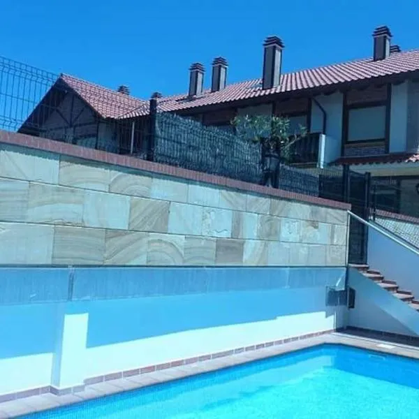 "Entre el mar y la calma" – hotel w mieście Somo