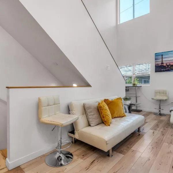 Chic 3-levels Loft-style 2-Bedroom 2-Bathroom condo by Hollywood, hotel a Los Angeles