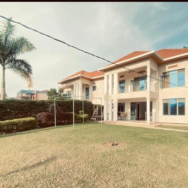 Beautiful spacious entire 4 bedrooms comfy house in Kimihurura, khách sạn ở Kigali