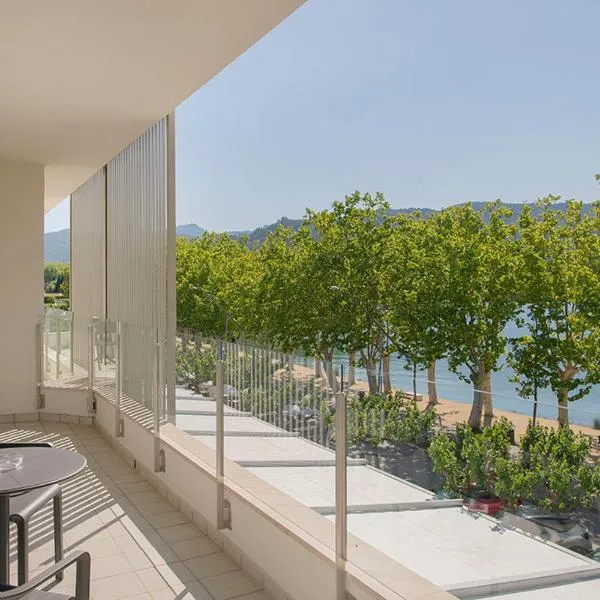 APARTAMENTS LA CARPA, hotel v destinaci Banyoles