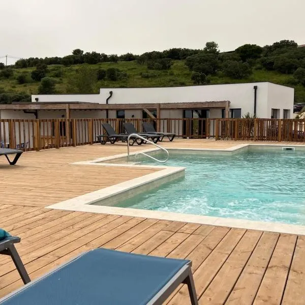 Camping les lodges du lagon, hotel v destinaci Calvisson