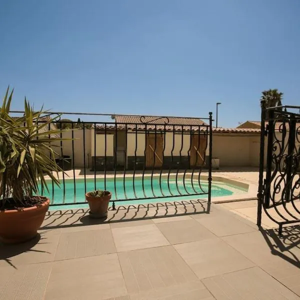 Maison 4 chambres avec piscine, hotel v destinaci Saint-Gilles