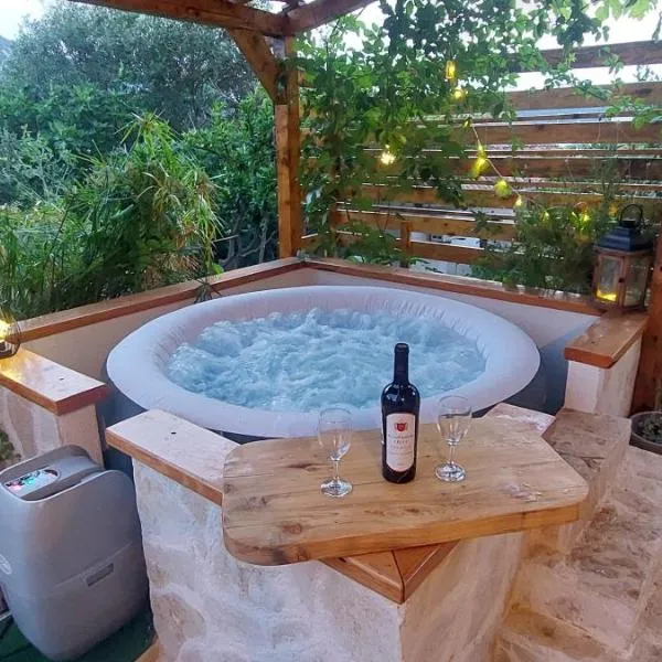 Taverna -Sunce- with jacuzzi, hotel v destinaci Vis