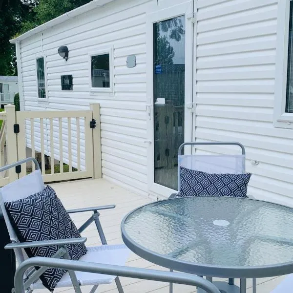 WL56 - Amazing Cosy Three Bedroom Mobile Home with DECKING Haggerston CASTLE Holiday Park - ENTERTAINMENT PASSES NOT INCLUDED!、ベリック・アポン・トゥィードのホテル