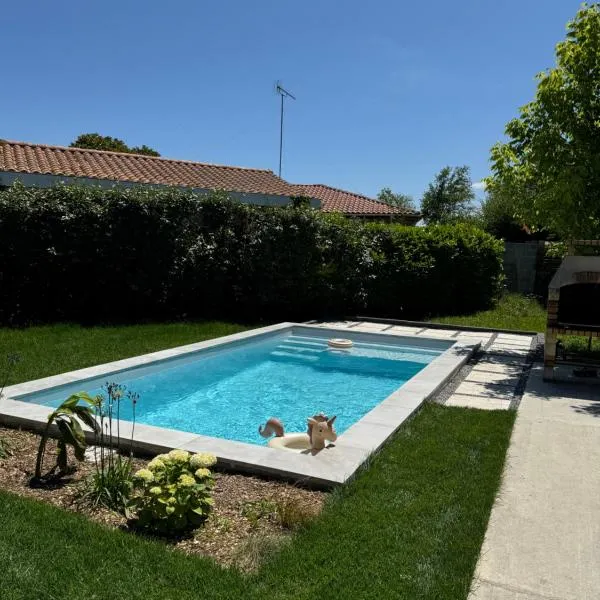 Le Lodge de l'océan - Maison familiale en bois neuve - Piscine chauffée, hôtel à Biscarrosse
