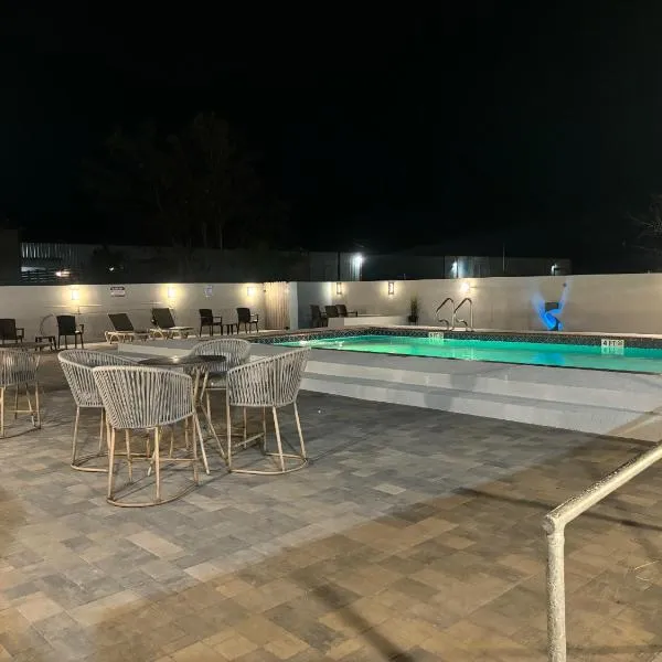 Deluxe Inn & Suites, hotell i Rancho Viejo
