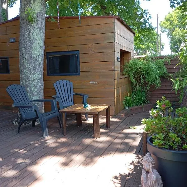 Tiny House plein centre – hotel w mieście Hourtin