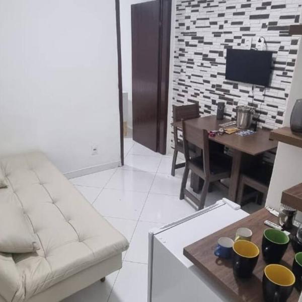 Quarto e sala a uma quadra da praia Copacabana posto 02