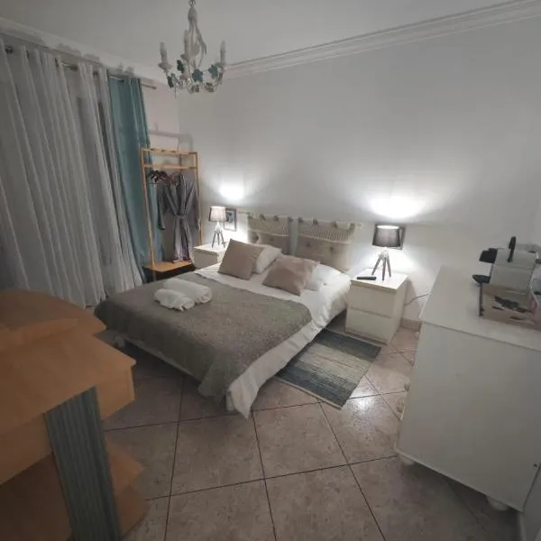 Chambre dans villa avec SDB WC et piscine privée, hotel v destinácii Champagne-au-Mont-dʼOr