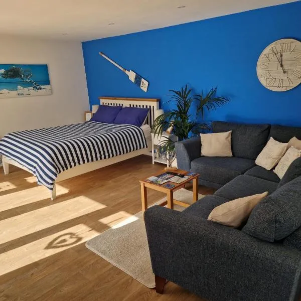 Nautical themed Guest House with patio and treehouse, hotel em Lymington