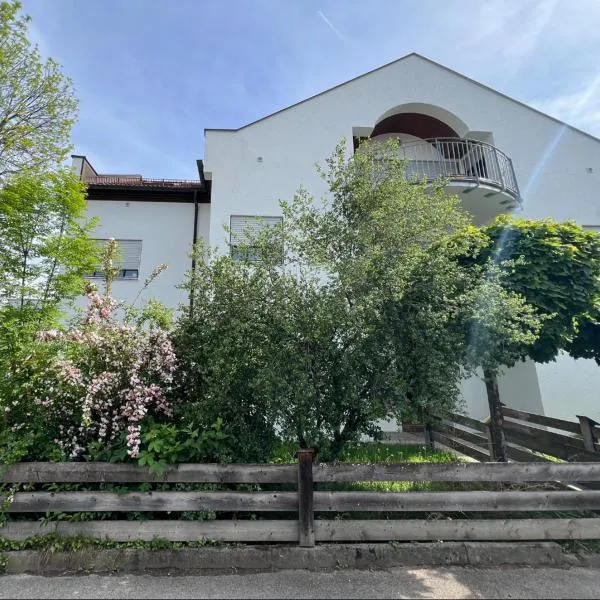 Palmen Apartment direkt in Bad Aibling, hotel v destinaci Bad Aibling