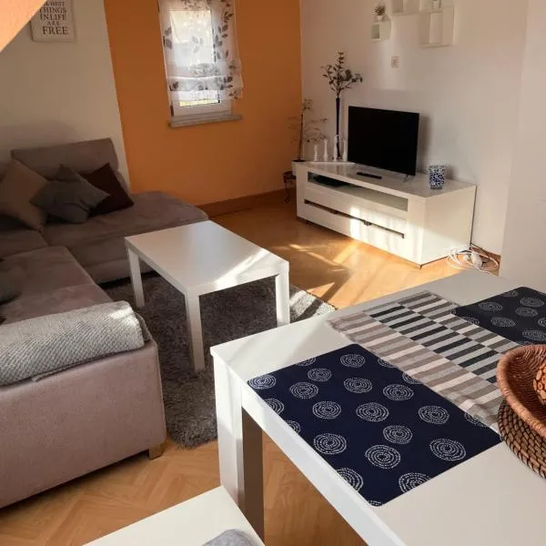 Große Monteurwohnung mit 4 Zimmer und Parkplatz, Waschmaschine, Internet, voll ausgestattete Küche, hotel en Creez