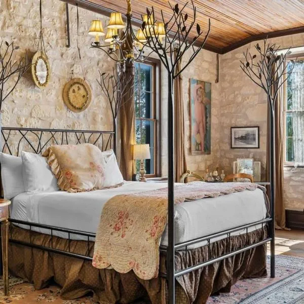 Romantic 1BR Suite on Main Street - Prime location, hotel in Fredericksburg