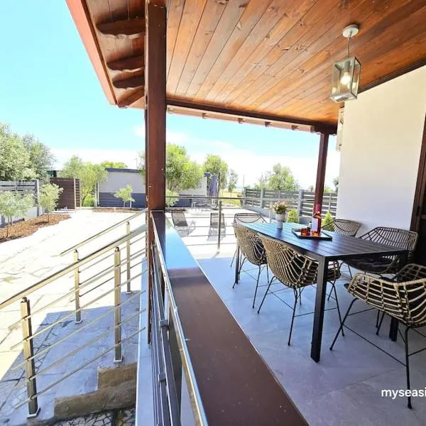Summertime Villa just 90meters from the sea!, hotel a Sozopoli