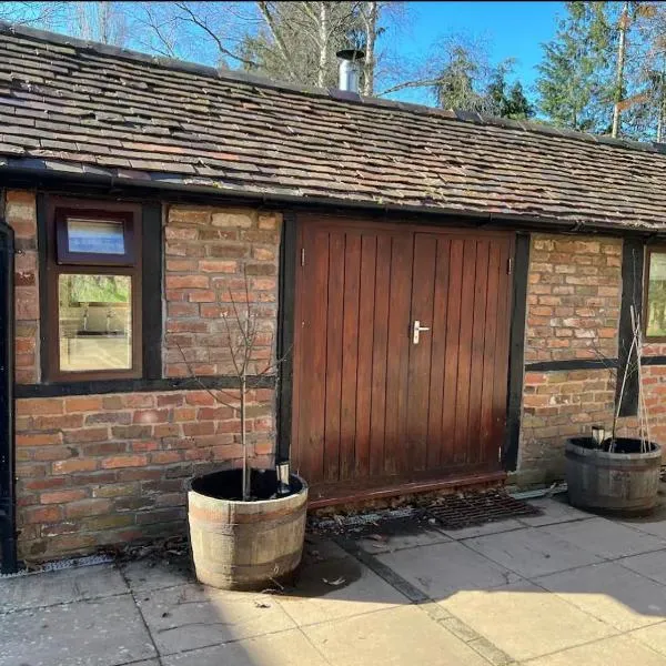 Cottage in Jacobean Farmhouse grounds, hotel in Tenbury