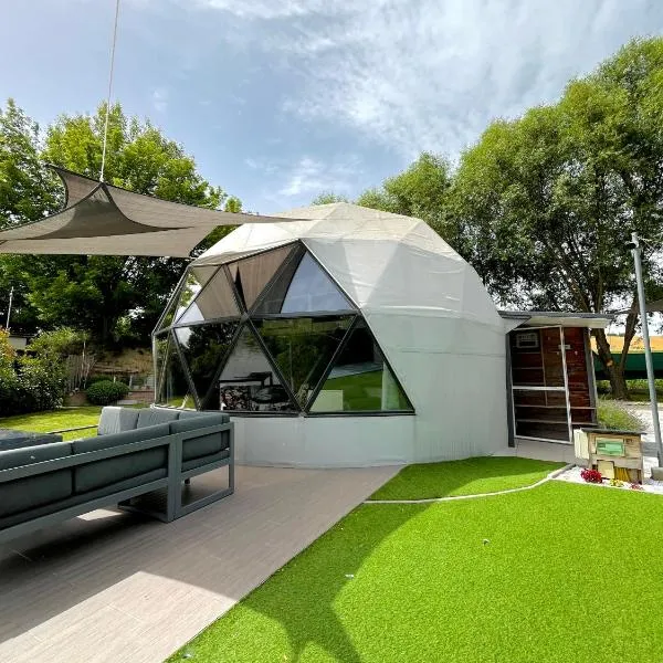 DOMEGLAMPING at FISHINGLAKE, hotel in Ságvár