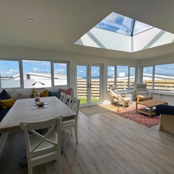 PEDWAR GWYNT-4 BED-SEA FRONT BUNGALOW-RAVENSPOINT ROAD, hotel en Trearddur