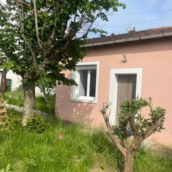 Charmante maison avec jardin aux portes de Paris, hotel in Vitry-sur-Seine