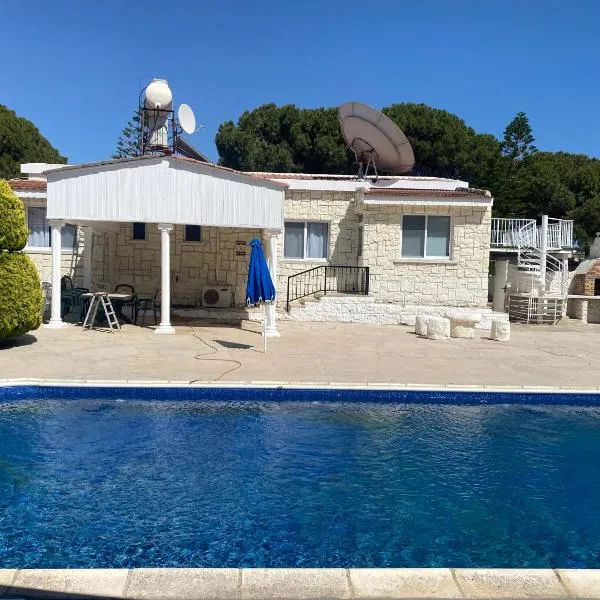 villa 58 coral bay seafront, Hotel in Peyia
