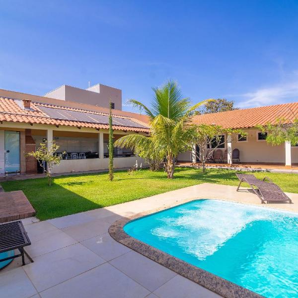 Casa com amplo espaço verde, 4 Suítes e Piscina