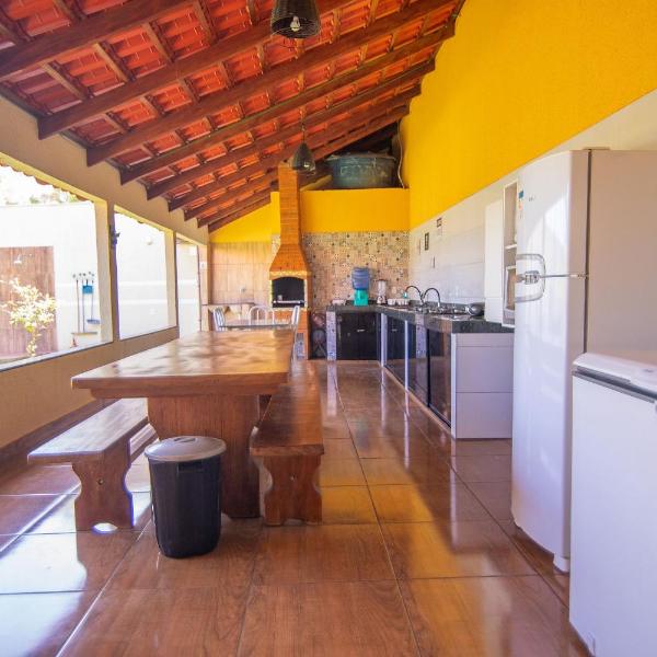 Casa com amplo espaço verde, 4 Suítes e Piscina - Foto 5