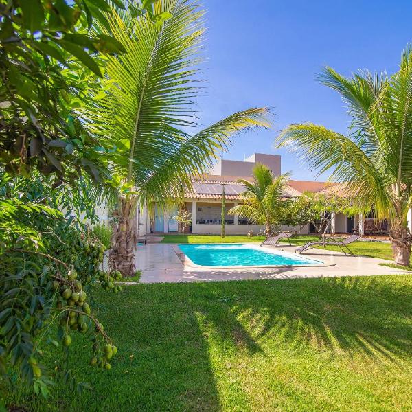 Casa com amplo espaço verde, 4 Suítes e Piscina - Foto 4