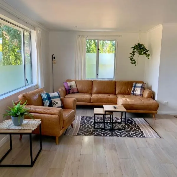 Parkside Holiday Home - Fully Fenced Garden、レイク・テカポのホテル