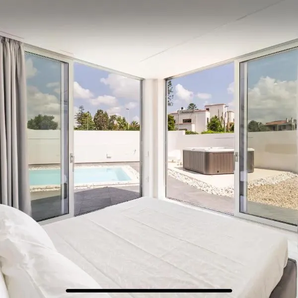 Leonida's Room pool and Jacuzzi, hotel in Quartu SantʼElena