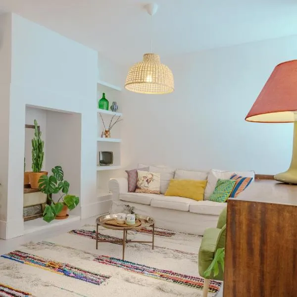 Sunny & Charming Oeiras Historical Center House, hotel v destinaci Oeiras