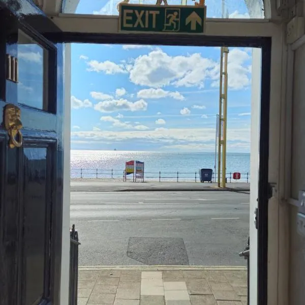 Spacious Seafront Apartment, Beach & Sea Views, Parking, hotel in Weymouth
