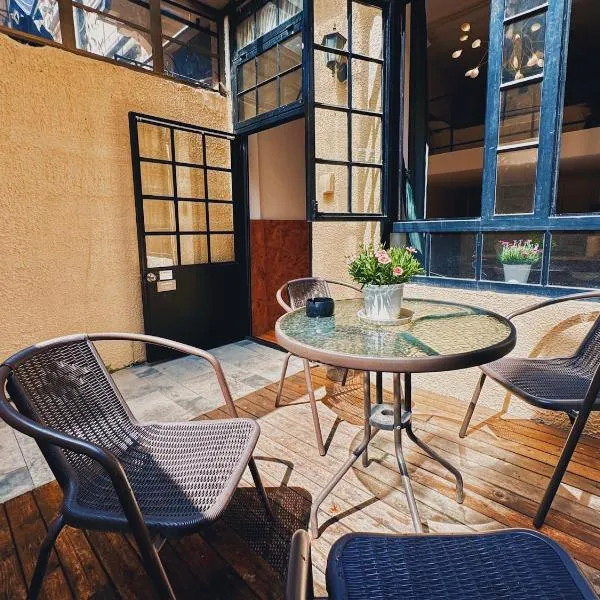 CityWalk Cottage With Two Beds and Courtyard, hotel em Xangai