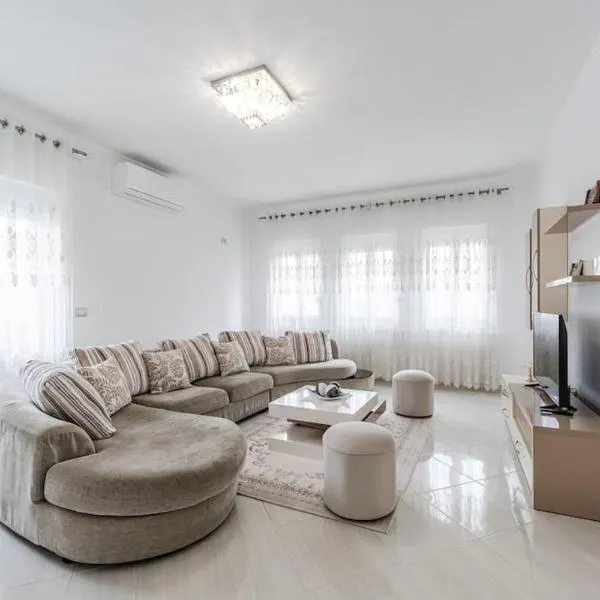 Hometown Apartment, hotel in Gjirokastër