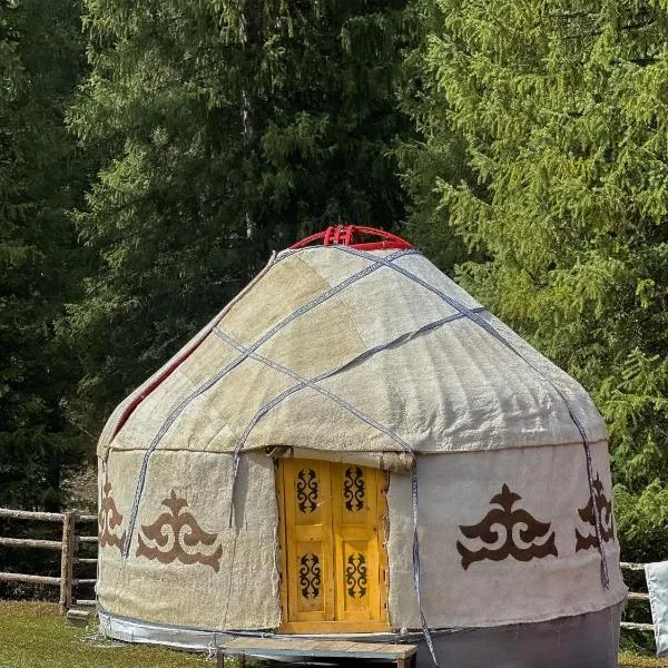 Kolsay Tanbalytas YURTS, khách sạn ở Kolʼbastau
