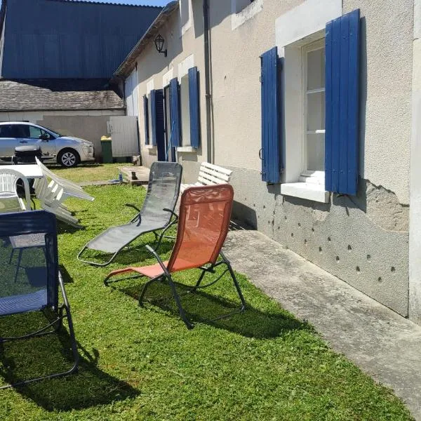 Maison plain pied, 2 chambres, longère typique , fraiche, dans bourg avec tous commerces, hotell i Veuil