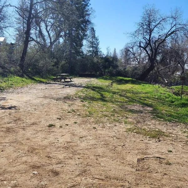 Campground at Sequoia Mountain Farms - Bring Your Own Tent or RV - No Bedrooms or Beds Provided, hotel v destinaci Miramonte