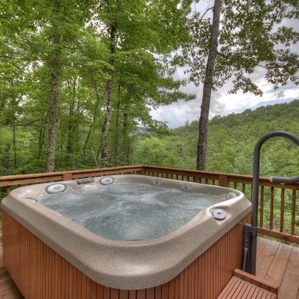 Ole Bear Paw Cabin - Blue Ridge, GA - Take in Forest & Mountain Views, Soak in the Hot Tub, Gather Around the Fire Pit, and Cozy, khách sạn ở Blue Ridge