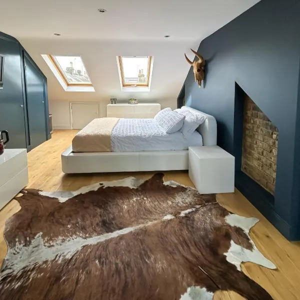 the crown loft ensuite luxury accomodation, hotel v destinaci Kingston upon Thames