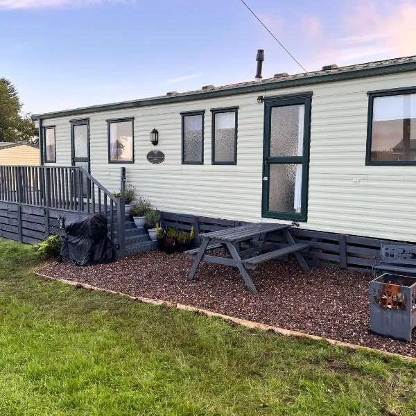 Jungle House no.26 at Three Lochs Holiday Park, hotel v destinaci Newton Stewart