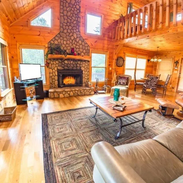 White Rock - Blue Ridge, GA - Take in Sweeping Mountain Views, Soak in the Hot Tub,, and Challenge Friends in the Arcade at this, hotel di Blue Ridge