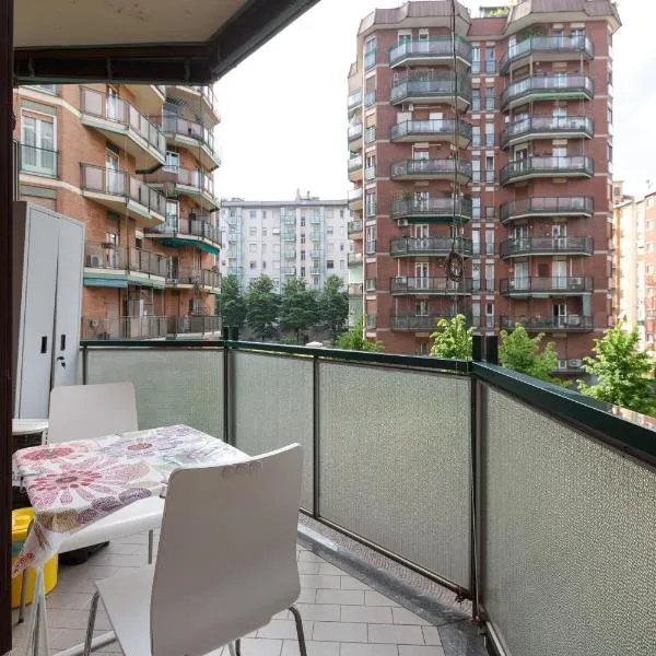 GuestHost - Lorenteggio-Piazza Frattini Balcony Apartment