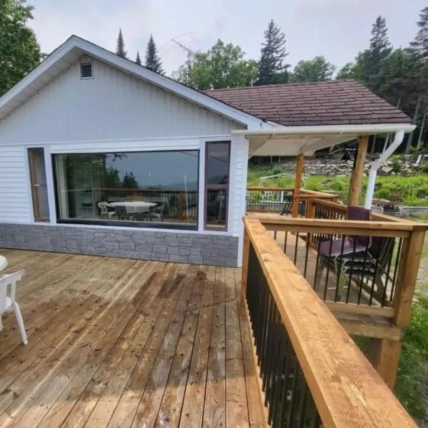 Cozy Chalet with Breathtaking Mountain View, hotel in Notre-Dame-Des-Bois