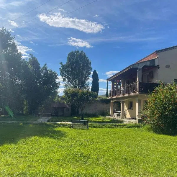 Appartement piscine sans vis à vis, hotel in Caumont-sur-Durance