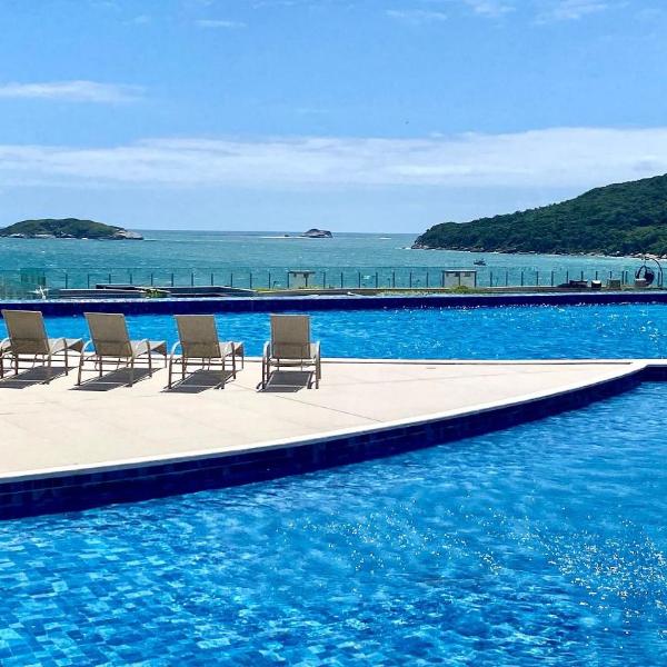 Piscinas de borda infinita e piscina interna aquecida com vistas deslumbrantes para o mar dos Ingleses, a 50 metros de altura