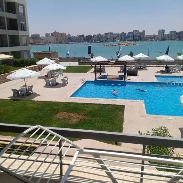 شاليه k05 غرفتين مكيف 2حمام للايجار مصيف بمطروح قرية لونج ايلند "family", hotel in Marsa Matruh