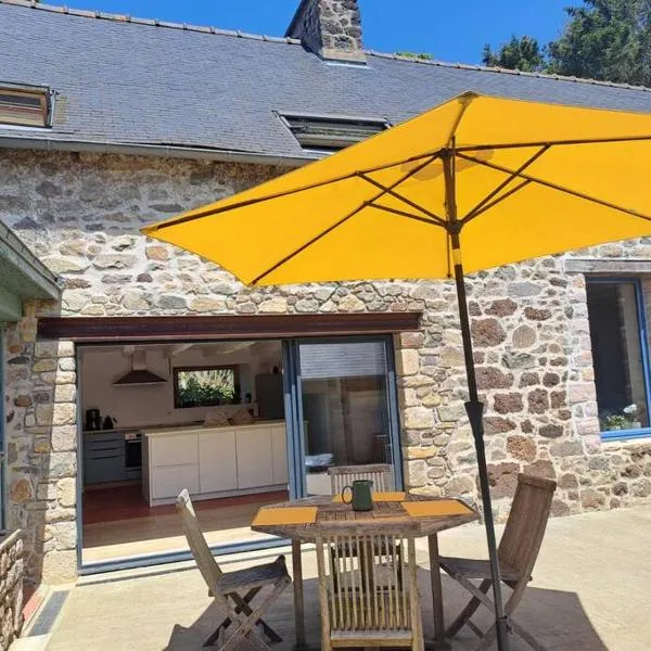 Grande maison de famille à la campagne - 10mn de la mer, hotel v destinácii Planguenoual