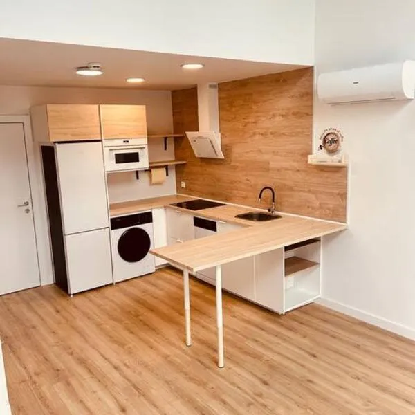 Loft 007 con jardin, piscina, garaje y Netflix, hotel v destinaci San Sebastián de los Reyes