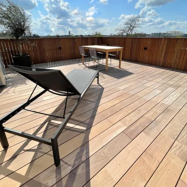 Penthouse with Airconditioning and Big Terrace, Close to Gent Sint-Pieters Station and City Centre, hotel v Gentu